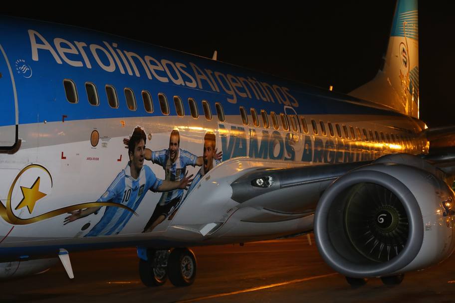 L&#39;aereo personalizzato con le figure di Messi, Higuain e Aguero sulla pista dello scalo di Belo Horizonte. Reuters